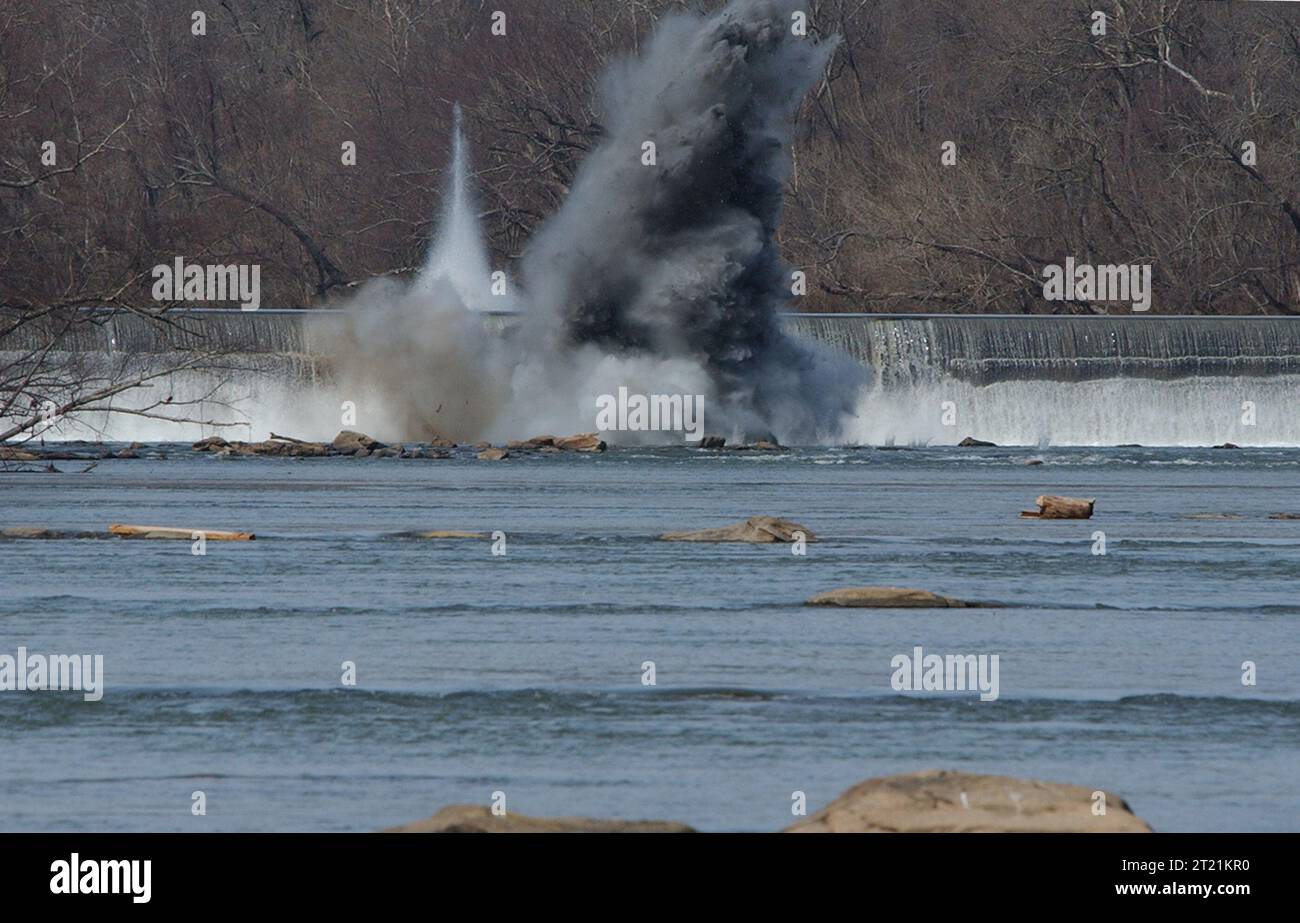 SOLO IMMAGINE ELETTRONICA! (Nessuna diapositiva disponibile); pesca Passage. Nota descrittiva: Questo mostra l'esplosione iniziale di esplosivi utilizzati per iniziare a abbattere la diga di Embrey a Fredericksburg, Virginia, il 23 febbraio 2003, per ripristinare il passaggio dei pesci per diverse specie nel fiume Rappahannock. Virginia Department of Game e Inland Fishe. Oggetto: Gestione della pesca; ripristino della fauna selvatica; dighe. Località: Virginia. . 1998 - 2011. Foto Stock