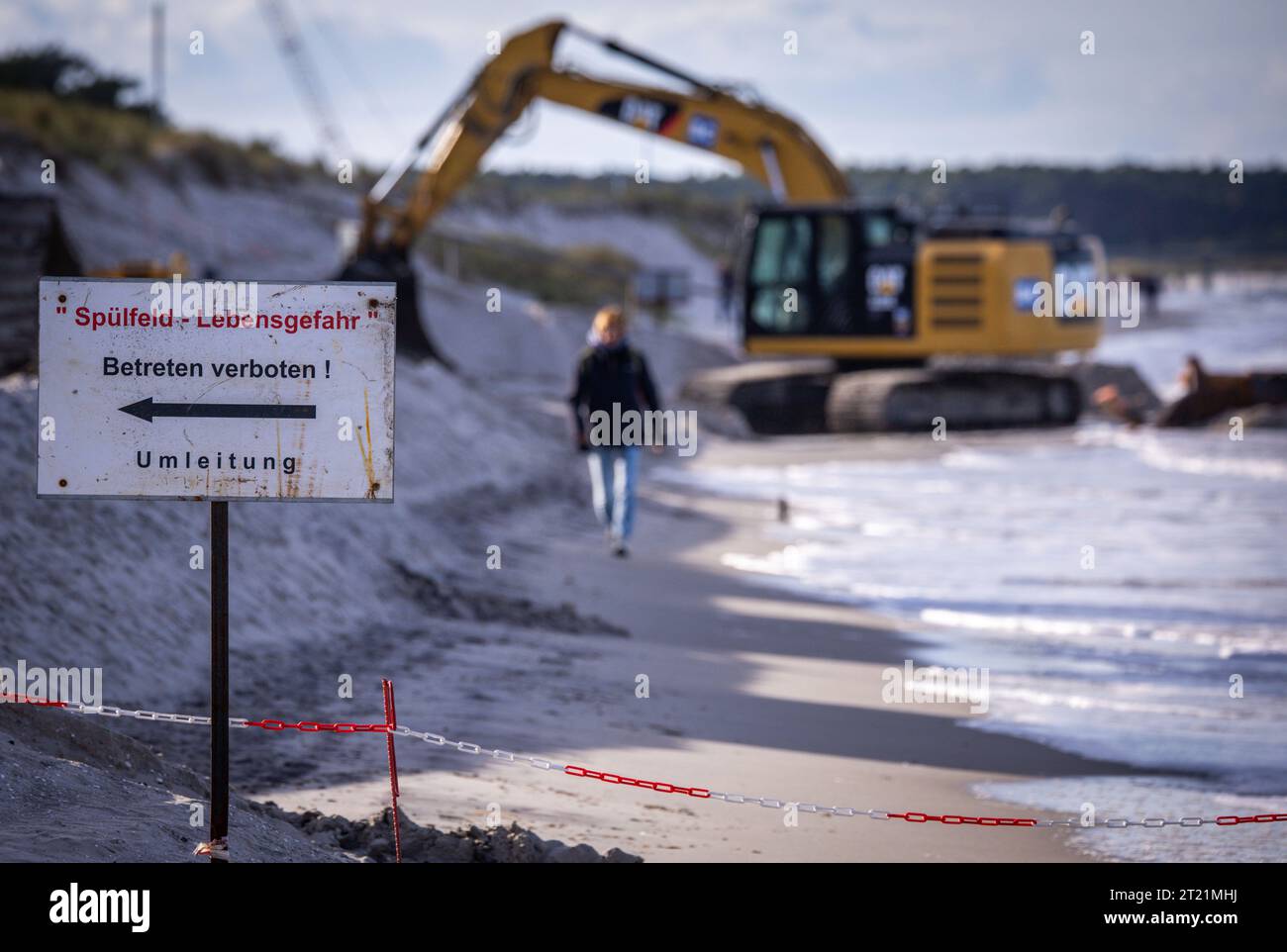 Prerow, Germania. 16 ottobre 2023. Escavatori e bulldozer sono pronti sulla spiaggia per l'inizio di estese vampate di sabbia sulla costa. Le vampate di sabbia dragata dal Mar Baltico rafforzeranno ulteriormente la duna di protezione costiera dello stato. Circa 720.000 metri cubi di sabbia saranno disposti in due sezioni. Ciò equivale a circa 60.000 carichi su autocarro. Credito: Jens Büttner/dpa/Alamy Live News Foto Stock