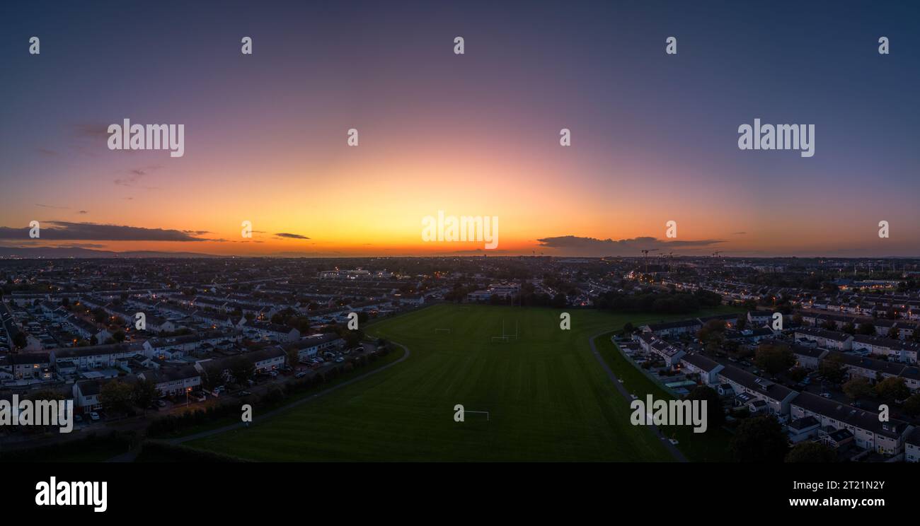 Cielo che si illumina di viola dopo il tramonto a Donaghmede Foto Stock