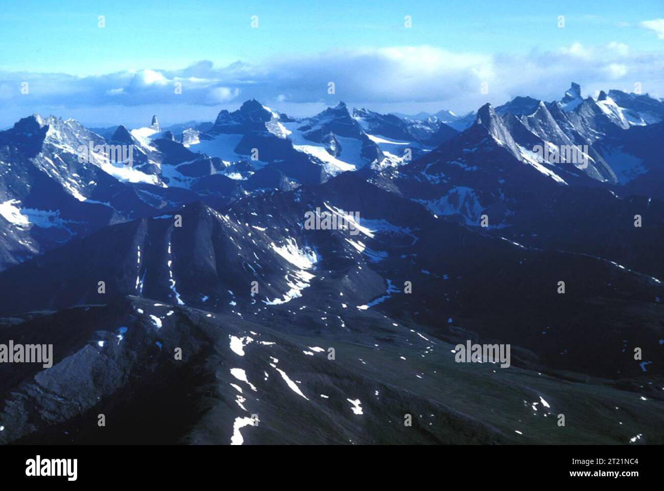 Vista aerea di Arrigetch Peaks, Gates of the Arctic National Park e Preserve in Alaska. Soggetti: Scenics; Mountains; Snow. Località: Alaska. . 1998 - 2011. Foto Stock