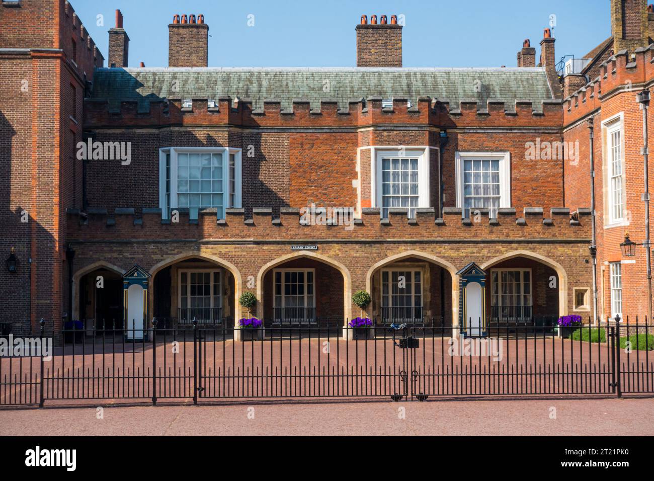 Palazzo di San Giacomo un castello reale di Tudor costruito nel 1536 A Londra, Inghilterra, che è una popolare destinazione di viaggio attrazione turistica punto di riferimento del cit Foto Stock
