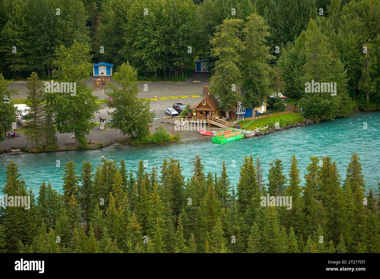 Vista aerea del traghetto pedonale sul fiume Russian nel Kenai National Wildlife Refuge, Alaska. Il traghetto facilita l'accesso per attività ricreative e di pesca lungo il fiume. Oggetto: Attività ricreative; pesca; fiumi e ruscelli; fotografia aerea; Kenai National Wildlife Refuge; Alaska. Foto Stock