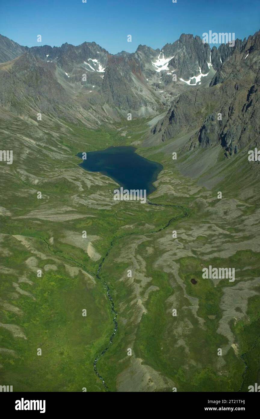 Valle classica a forma di U scolpita dai ghiacciai di montagna in ritirata. Si possono vedere molte caratteristiche glaciali: Circhi, corni, creste arete, Till, valli sospese. Soggetti: Fotografia aerea; geografia fisica; ghiacciai; ghiacciaio; Sceniche; paesaggi; valli; montagne; Togiak Natioanal Wildlife Refuge; Alaska. . 1998 - 2011. Foto Stock