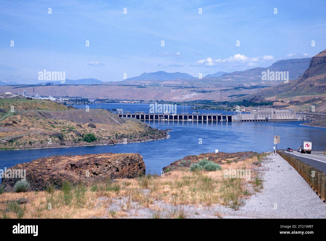 Vista di una diga idroelettrica sul fiume Columbia a Washington, che mostra la struttura della diga in relazione al paesaggio circostante e al flusso del fiume. Foto Stock
