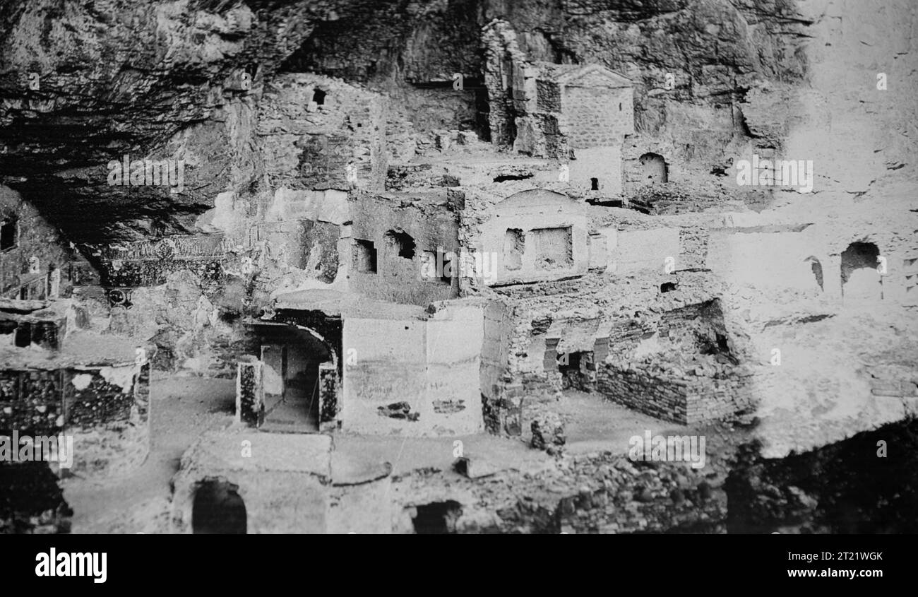 Il monastero ortodosso di Sumela, costruito su una scogliera che domina la valle dell'Altindere a 1200 metri sul livello del mare, si trova nella regione di Maka Foto Stock