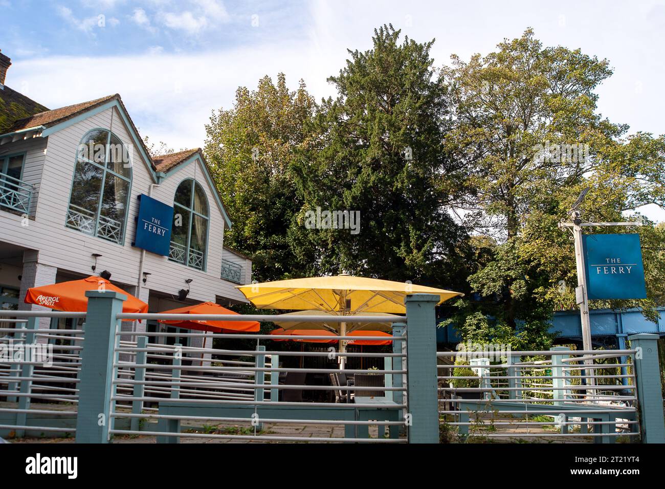 Cookham, Regno Unito. 16 ottobre 2023. Il pub Ferry vicino al ponte. Cookham Bridge attraverso il fiume Tamigi a Cookham, Berkshire, è chiuso oggi per le prossime 22 settimane, mentre sono stati eseguiti i lavori di manutenzione necessari per lo storico ponte classificato Grade II. I pedoni e i ciclisti potranno comunque attraversare il ponte, ma i veicoli no. Il traffico viene deviato attraverso Maidenhead. Le aziende di Cookham e del vicino villaggio di Bourne End temono che ciò comporti una perdita di entrate, tuttavia non hanno diritto a ricevere alcun indennizzo. Anche gli autobus sono deviati, il che significa che la gente anziana fa la differenza Foto Stock