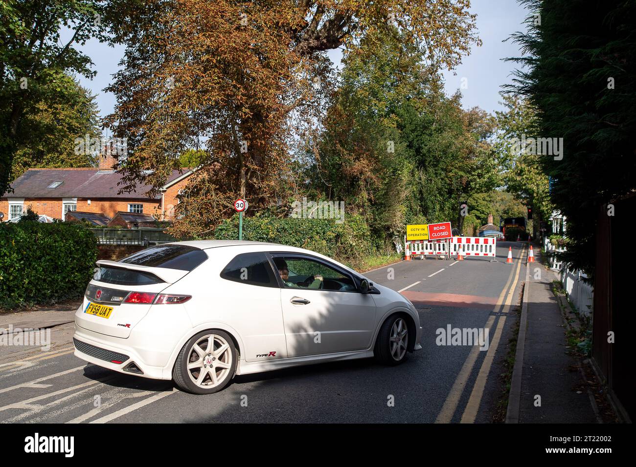 Cookham, Regno Unito. 16 ottobre 2023. Un autista fa girare la macchina prima del ponte. Cookham Bridge attraverso il fiume Tamigi a Cookham, Berkshire, è chiuso oggi per le prossime 22 settimane, mentre sono stati eseguiti i lavori di manutenzione necessari per lo storico ponte classificato Grade II. I pedoni e i ciclisti potranno comunque attraversare il ponte, ma i veicoli no. Il traffico viene deviato attraverso Maidenhead. Le aziende di Cookham e del vicino villaggio di Bourne End temono che ciò comporti una perdita di entrate, tuttavia non hanno diritto a ricevere alcun indennizzo. Gli autobus sono anche sulla linea di deviazione mea Foto Stock