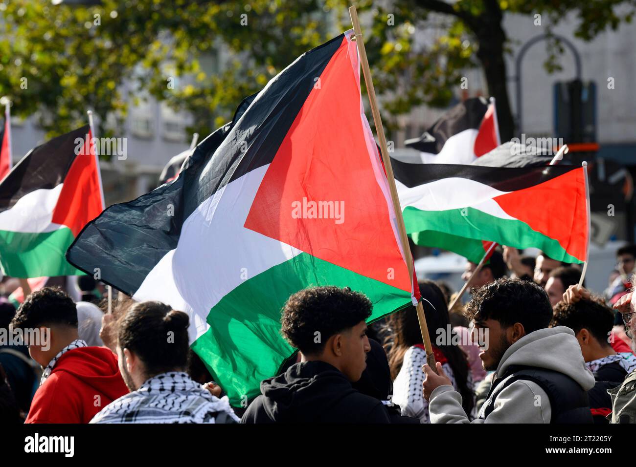 Teilnehmer einer pro-palästinensischen Demonstration Prostieren für Solidarität mit Gaza, wenden sich gegen die Bombardierung des Gaza-Streifens durch Israel, schwenken Palästinenser-Flaggen und Halten Transparente auf dem Heumarkt. Köln, 14.10.2023 NRW Deutschland *** partecipanti a una protesta pro-palestinese per la solidarietà con Gaza, opporsi al bombardamento israeliano di Gaza, sventolare bandiere palestinesi e tenere striscioni a Heumarkt Colonia, 14 10 2023 NRW Germania Copyright: XAlexanderxFranzx Foto Stock