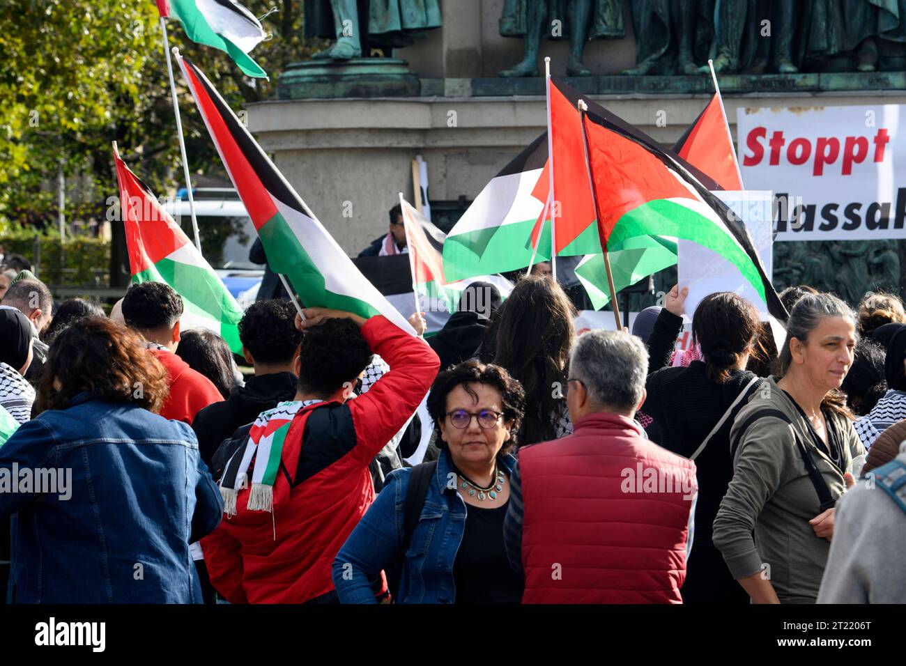 Teilnehmer einer pro-palästinensischen Demonstration Prostieren für Solidarität mit Gaza, wenden sich gegen die Bombardierung des Gaza-Streifens durch Israel, schwenken Palästinenser-Flaggen und Halten Transparente auf dem Heumarkt. Köln, 14.10.2023 NRW Deutschland *** partecipanti a una protesta pro-palestinese per la solidarietà con Gaza, opporsi al bombardamento israeliano di Gaza, sventolare bandiere palestinesi e tenere striscioni a Heumarkt Colonia, 14 10 2023 NRW Germania Copyright: XAlexanderxFranzx Foto Stock