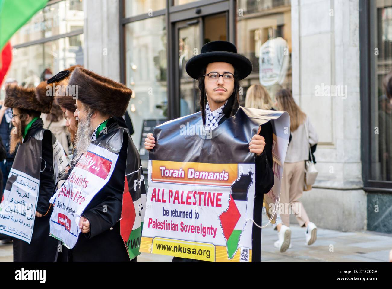 I manifestanti degli ebrei ortodossi contro il movimento sionista partecipano a una "marcia per la Palestina”, parte di una manifestazione nazionale pro-palestinese, a Londra Foto Stock