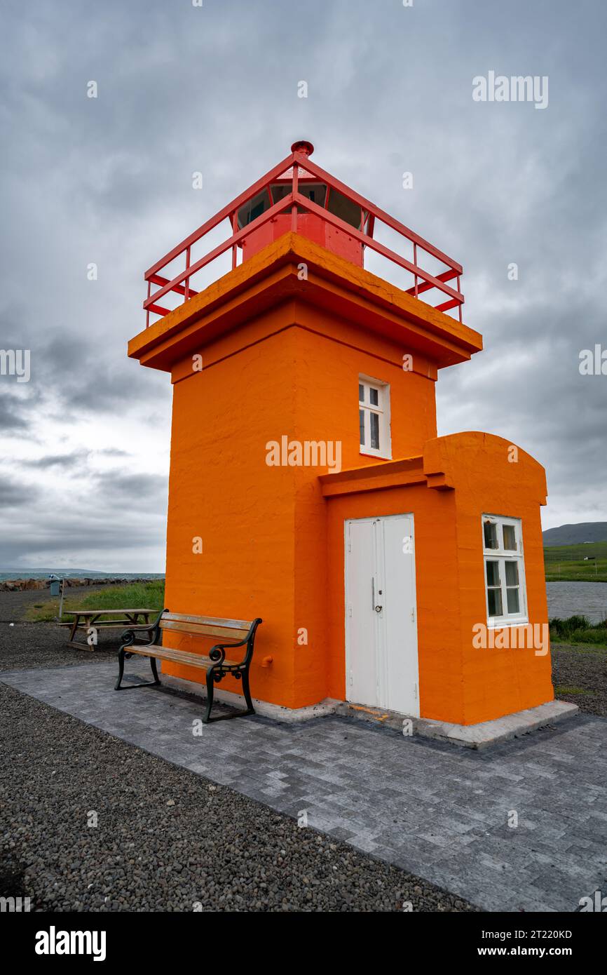 Il faro di Svalbarðseyri, una piccola casa a luci arancioni dai colori vivaci in Islanda Foto Stock