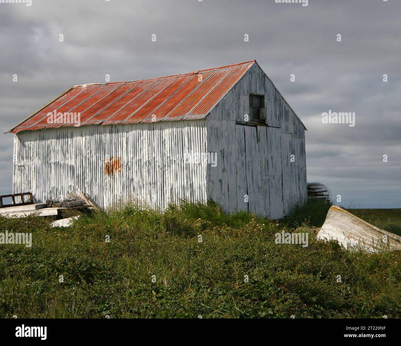 L'edificio era l'originale stazione commerciale sul fiume Keoklevik nella città vecchia di Chevak, sul Delta dello Yukon NWR. Soggetti: Edificio storico; Chevak; Yukon Delta NWR; Trading Post; Alaska; donna Dewhurst Collection. Foto Stock