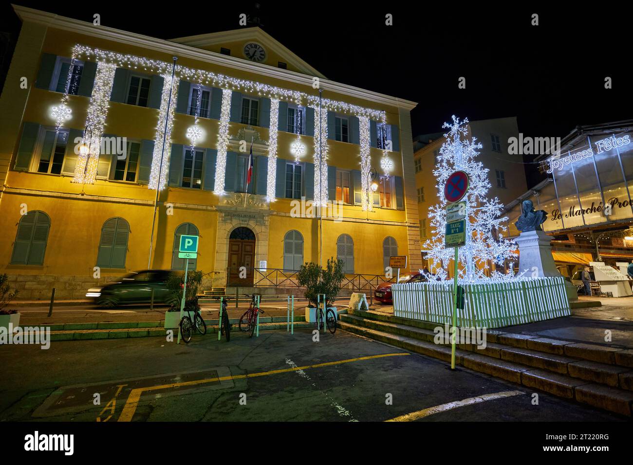 Il municipio di Antibes in Francia scene di strada a Natale con luci natalizie Foto Stock