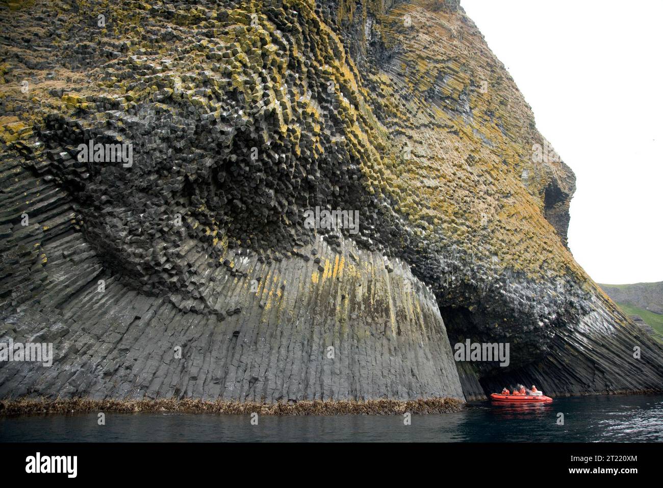 Le formazioni basaltiche colonnari sull'isola di Akun forniscono un esempio impressionante di geologia vulcanica. Situate all'interno dell'Alaska Maritime National Wildlife Refuge, queste caratteristiche giocano un ruolo chiave nell'ecosistema dell'isola e nella diversità degli habitat. Foto Stock