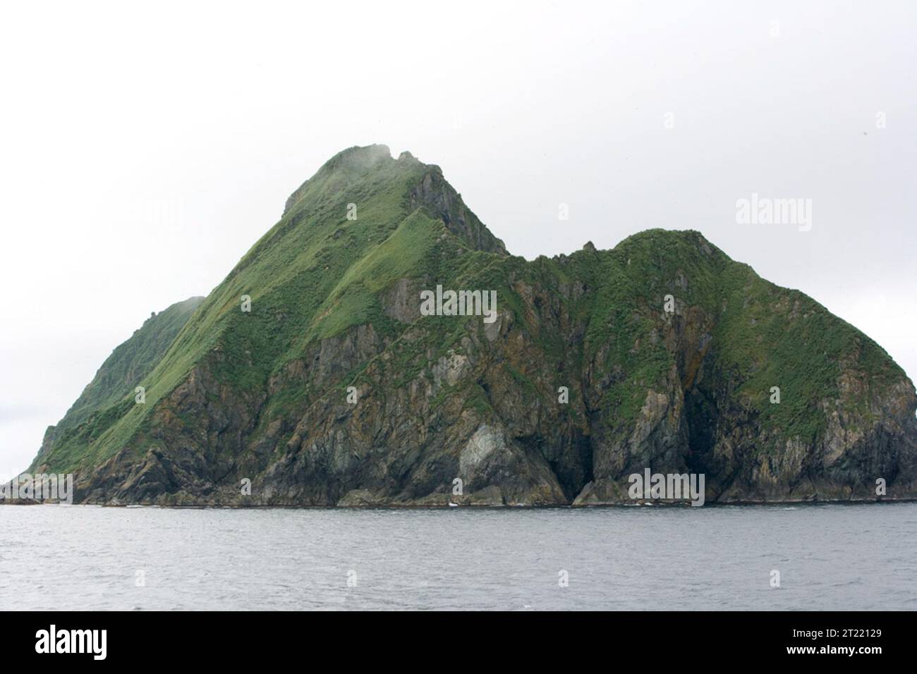 La ricerca sugli uccelli marini sull'isola di Ulak nel gruppo delle isole Delarof, parte dell'Alaska Maritime National Wildlife Refuge, documenta le colonie di uccelli marini e gli habitat costieri nel 2006. Foto Stock
