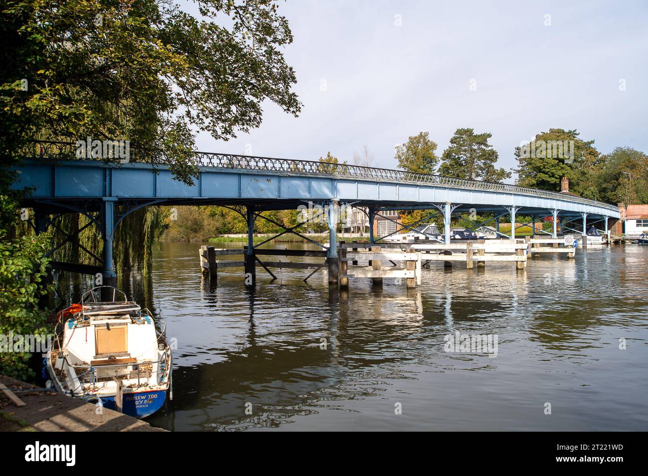 Cookham, Regno Unito. 16 ottobre 2023. Cookham Bridge attraverso il fiume Tamigi a Cookham, Berkshire, è chiuso oggi per le prossime 22 settimane, mentre sono stati eseguiti i lavori di manutenzione necessari per lo storico ponte classificato Grade II. I pedoni e i ciclisti potranno comunque attraversare il ponte, ma i veicoli no. Il traffico viene deviato attraverso Maidenhead. Le aziende di Cookham e del vicino villaggio di Bourne End temono che ciò comporti una perdita di entrate, tuttavia non hanno diritto a ricevere alcun indennizzo. Anche gli autobus sono deviati, vale a dire gli anziani in particolare con Be adverserl Foto Stock