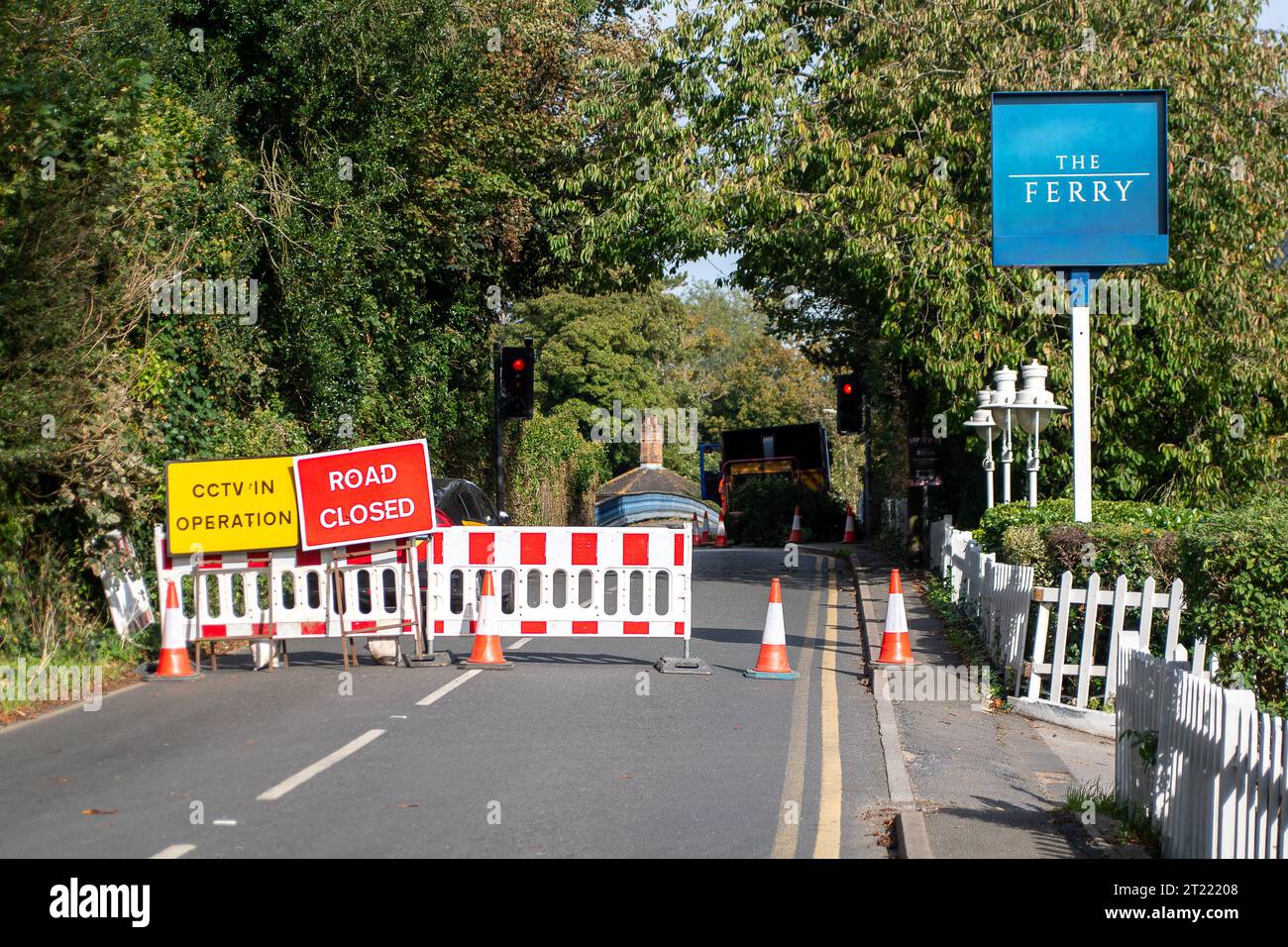 Cookham, Regno Unito. 16 ottobre 2023. Cookham Bridge attraverso il fiume Tamigi a Cookham, Berkshire, è chiuso oggi per le prossime 22 settimane, mentre sono stati eseguiti i lavori di manutenzione necessari per lo storico ponte classificato Grade II. I pedoni e i ciclisti potranno comunque attraversare il ponte, ma i veicoli no. Il traffico viene deviato attraverso Maidenhead. Le aziende di Cookham e del vicino villaggio di Bourne End temono che ciò comporti una perdita di entrate, tuttavia non hanno diritto a ricevere alcun indennizzo. Anche gli autobus sono deviati, vale a dire gli anziani in particolare con Be adverserl Foto Stock