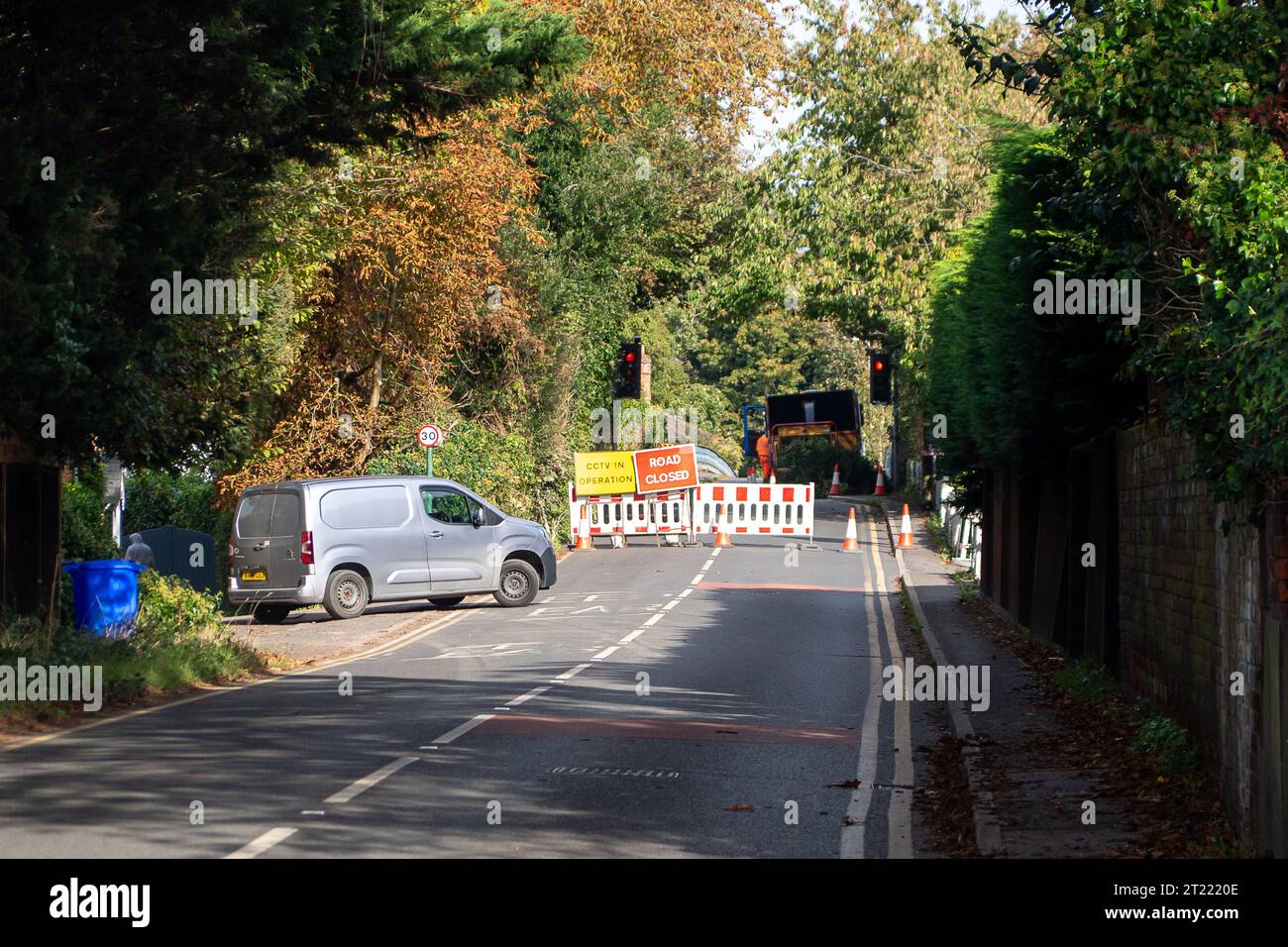 Cookham, Regno Unito. 16 ottobre 2023. Un autista fa girare il furgone prima del ponte. Cookham Bridge attraverso il fiume Tamigi a Cookham, Berkshire, è chiuso oggi per le prossime 22 settimane, mentre sono stati eseguiti i lavori di manutenzione necessari per lo storico ponte classificato Grade II. I pedoni e i ciclisti potranno comunque attraversare il ponte, ma i veicoli no. Il traffico viene deviato attraverso Maidenhead. Le aziende di Cookham e del vicino villaggio di Bourne End temono che ciò comporti una perdita di entrate, tuttavia non hanno diritto a ricevere alcun indennizzo. Gli autobus sono anche sulla linea di deviazione mea Foto Stock