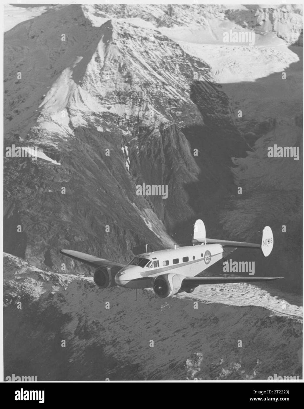 Una vista aerea di Grumman Goose N788 in volo, mostrando il suo scafo anfibio e la configurazione delle ali sopra l'Alaska. Foto Stock