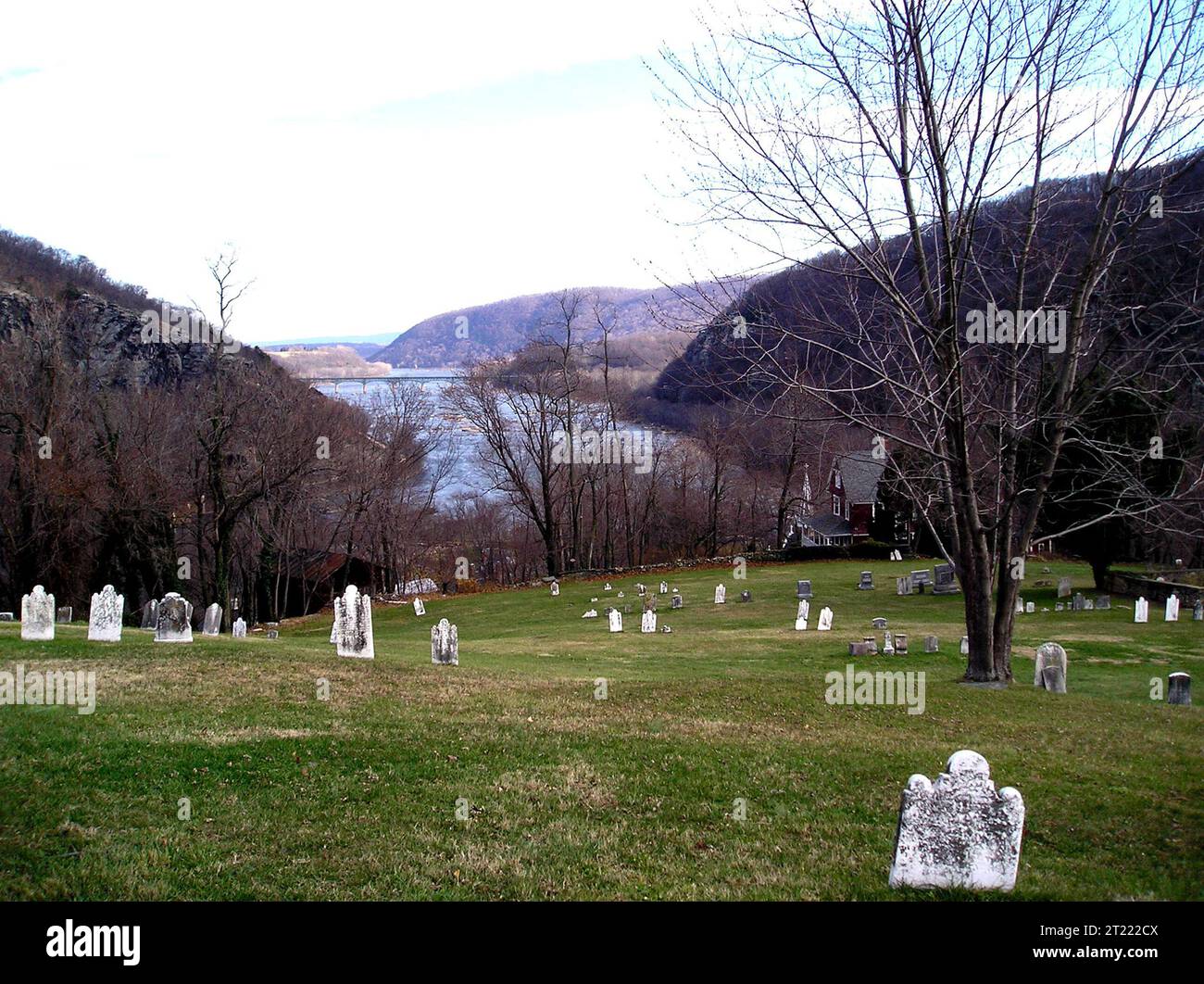Vista del fiume Shenandoah e del paesaggio circostante dal cimitero Harpers Ferry, dove Virginia, West Virginia e Maryland si incontrano alla confluenza dei fiumi Potomac e Shenandoah. Foto Stock