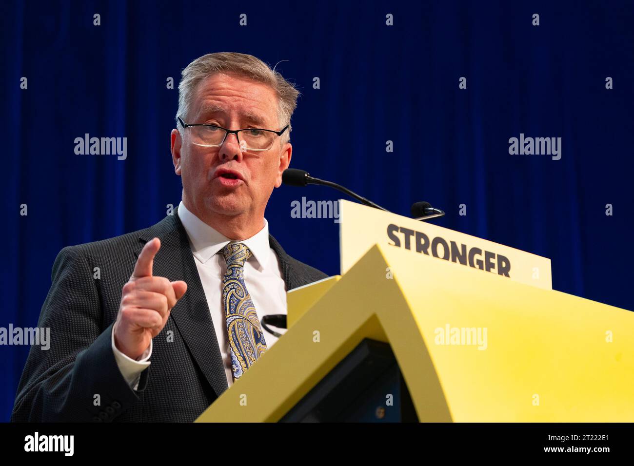 Aberdeen, Scozia, Regno Unito. 16 ottobre 2023. Il secondo giorno alla conferenza annuale SNP tenutasi presso il centro conferenze P and J Live di Aberdeen. Il vice leader del Partito Nazionale scozzese Keith Brown MSP tiene un discorso ai delegati. Iain Masterton/Alamy Live News Foto Stock