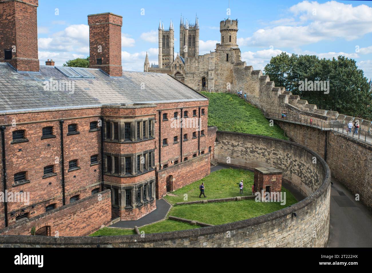 La prigione vittoriana in mattoni rossi nei terreni del Castello di Lincoln con la Torre dell'Osservatorio e oltre, la Cattedrale di Lincoln sullo skyline. Lincols Foto Stock