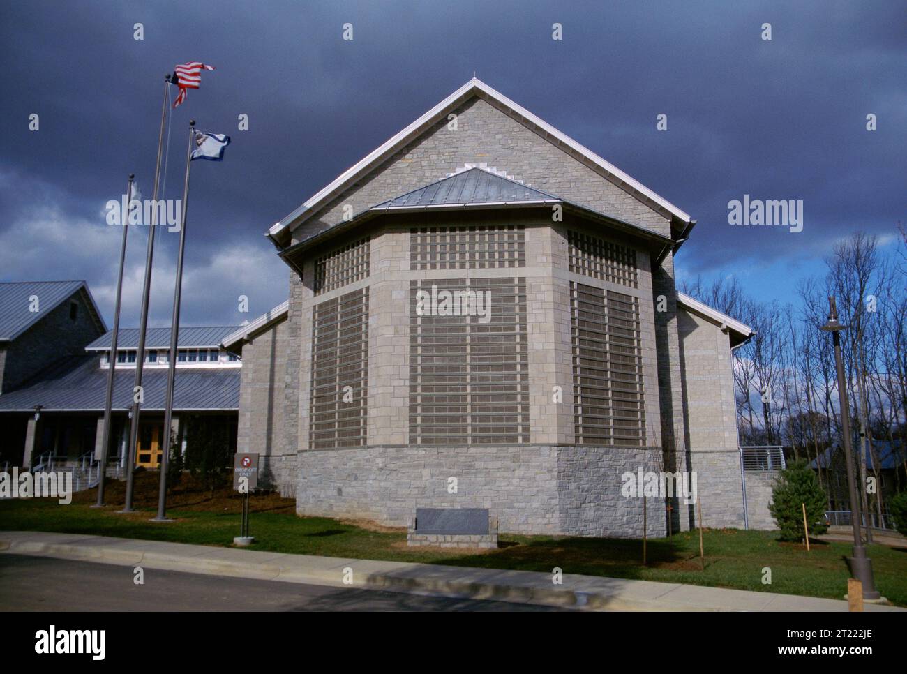 L'edificio principale del National Conservation Training Center (NCTC) funge da ingresso principale e centro centrale per i visitatori e i partecipanti a programmi di educazione ambientale e laboratori di conservazione. Foto Stock