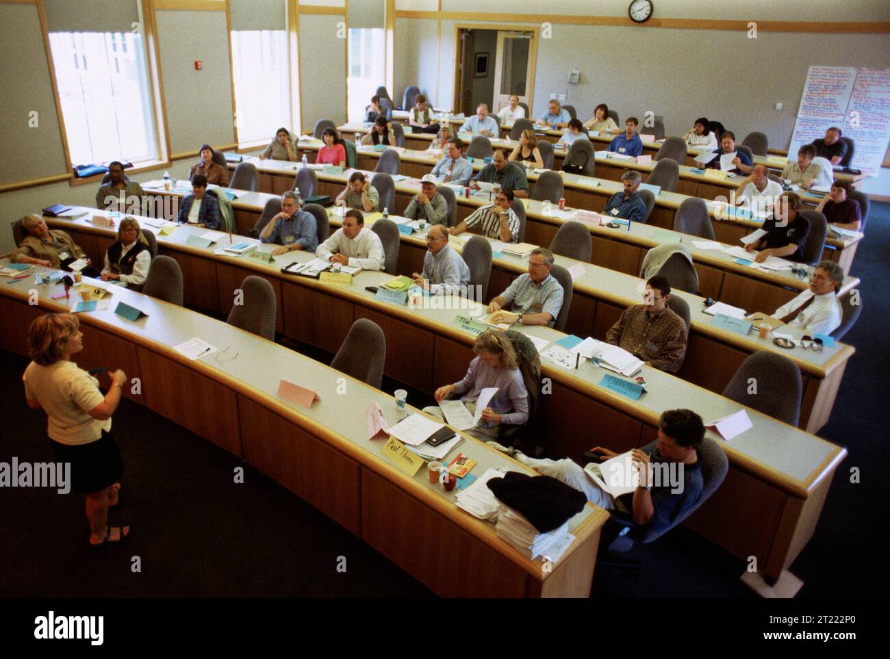 Nella classe del National Conservation Training Center, un istruttore sta conducendo una sessione con gli studenti seduti in file parallele. L'aula è uno spazio vitale per l'educazione e la formazione ambientale. Foto Stock