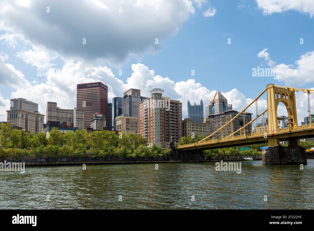 Lo skyline di Pittsburgh e il ponte Andy Warhol dal fiume Allegheny, Pennsylvania. Foto Stock