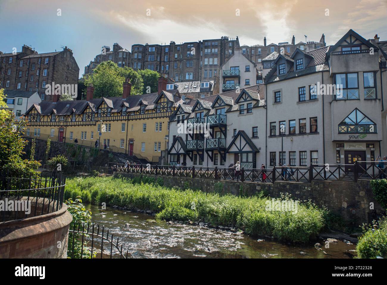 Lo storico Dean Village a Edimburgo, in Scozia, con l'acqua di Leith che scorre attraverso di esso. Foto Stock