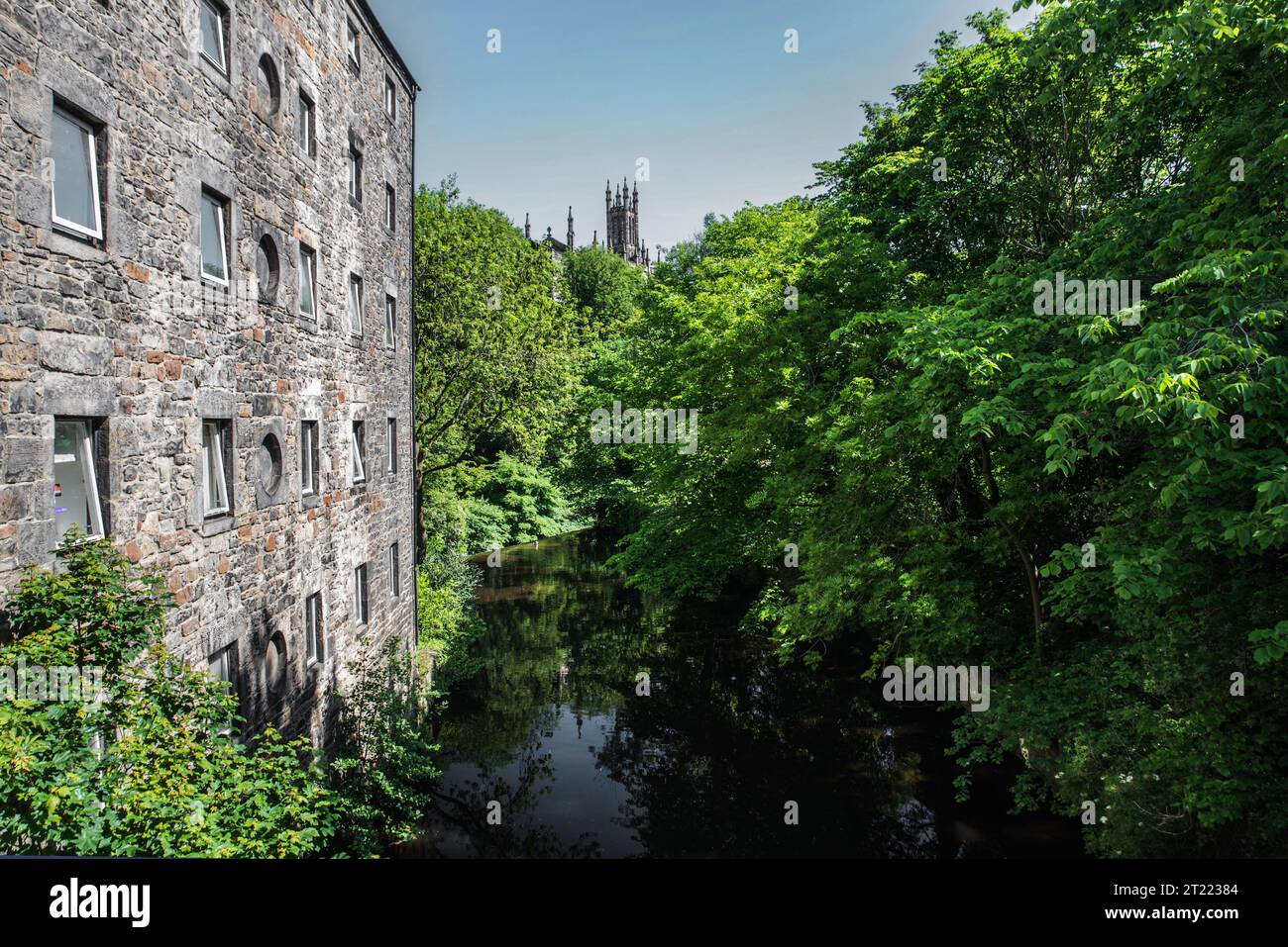 West Mill, Dean Village, Edimburgo vista dal ponte Bell's Brae con la Rhema Christain Centre Church in lontananza. Foto Stock