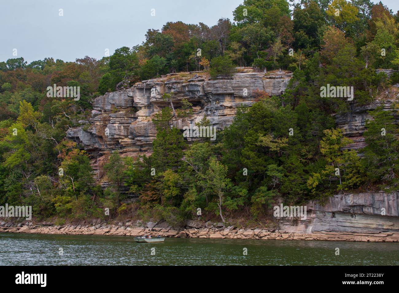 Lady's Bluff, Tennessee River. Due uomini pescano in una piccola barca sotto le scogliere all'inizio dell'autunno. Foto Stock