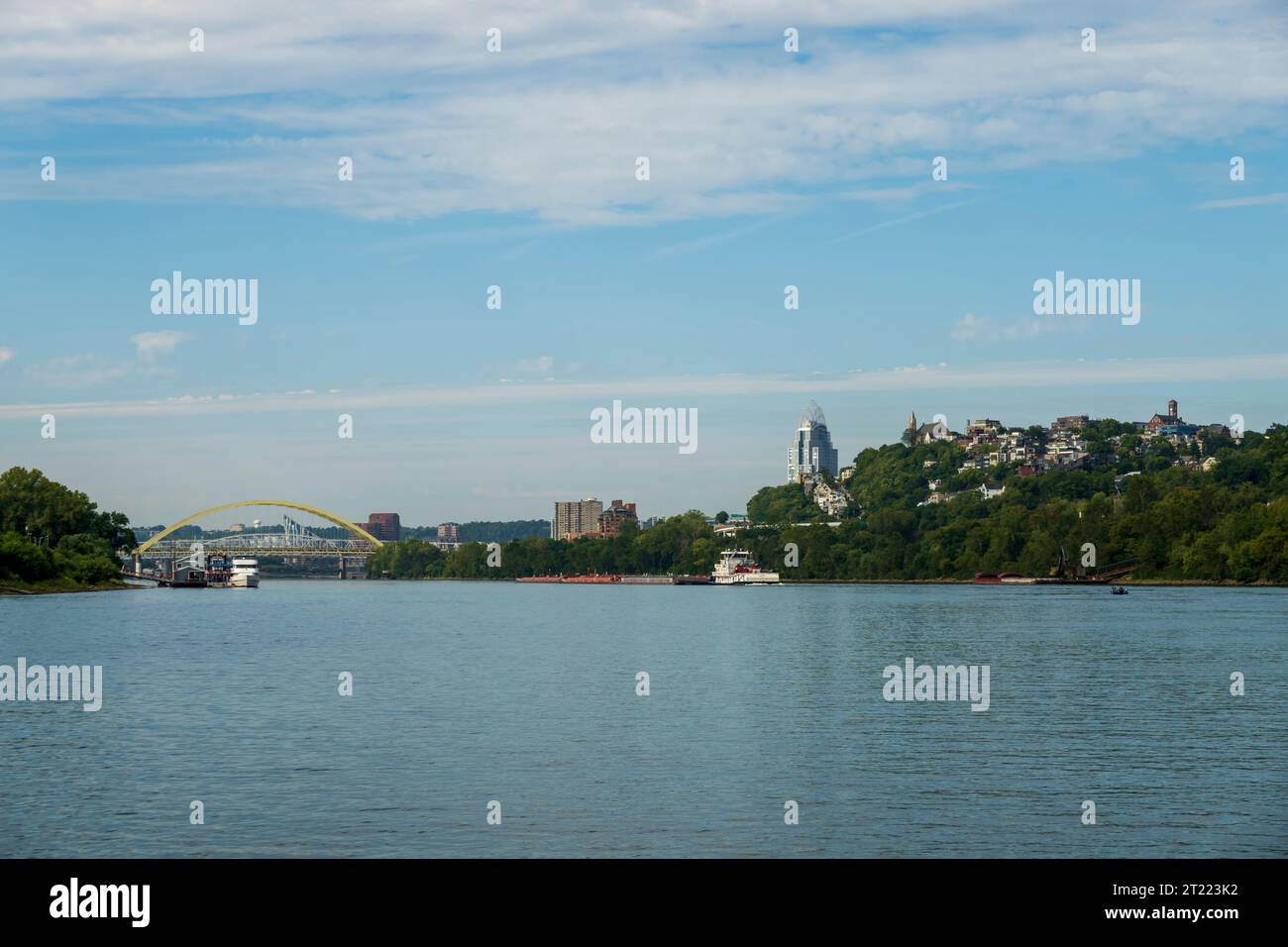 Cincinnati dal fiume Ohio, Ohio. La Great American Tower è vista oltre la comunità di Mt Adams. Foto Stock