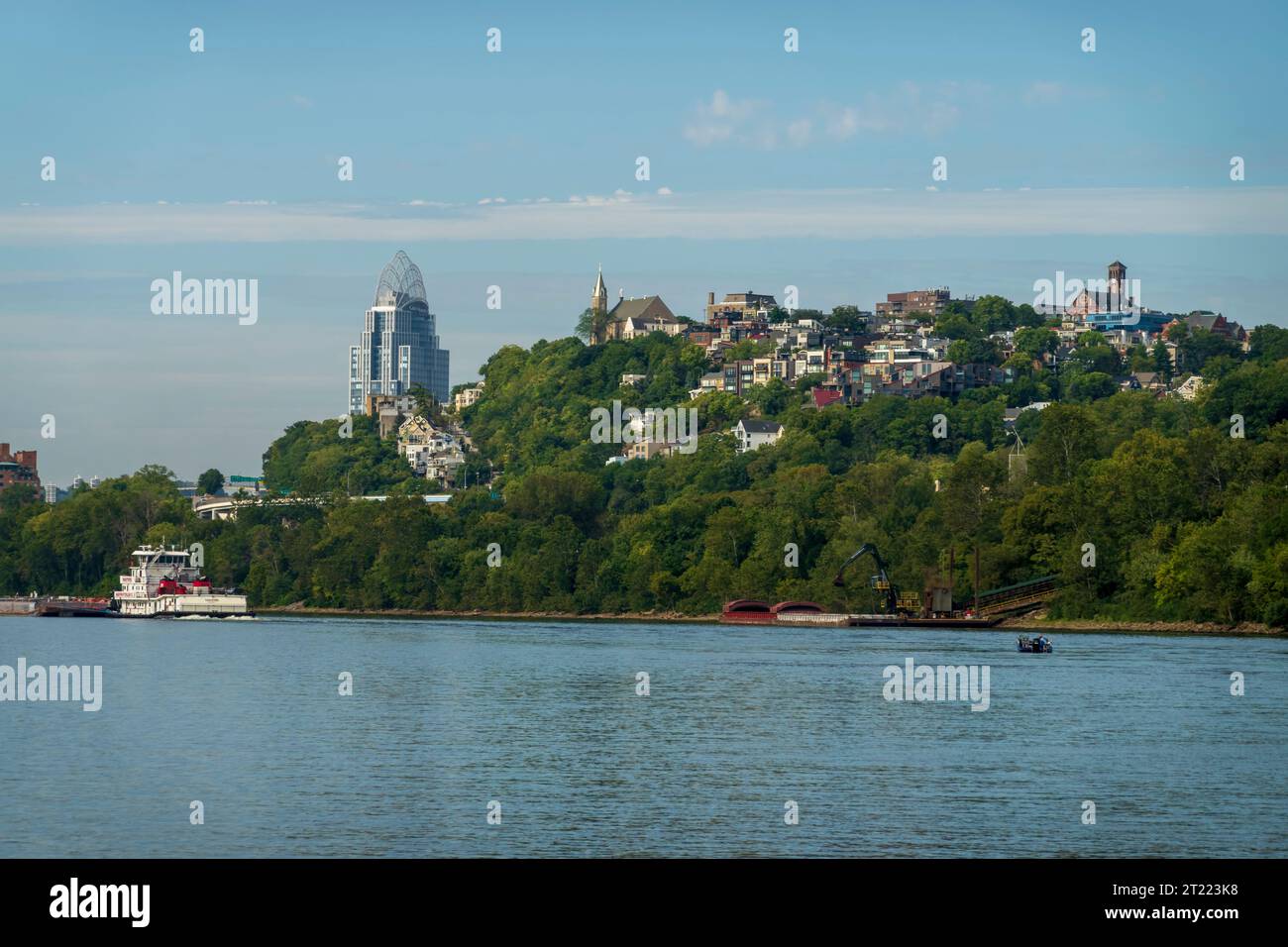 Cincinnati dal fiume Ohio, Ohio. La Great American Tower è vista oltre la comunità di Mt Adams. Foto Stock