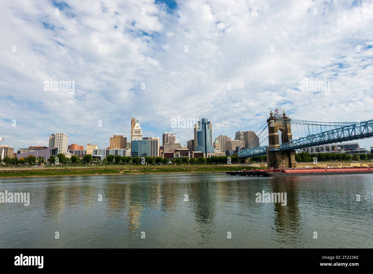 Cincinnati dal fiume Ohio, Ohio. Lo storico John A. Roebling Suspension Bridge (ex Cincinnati-Covington Bridge) attraversa l'Ohio Ri Foto Stock