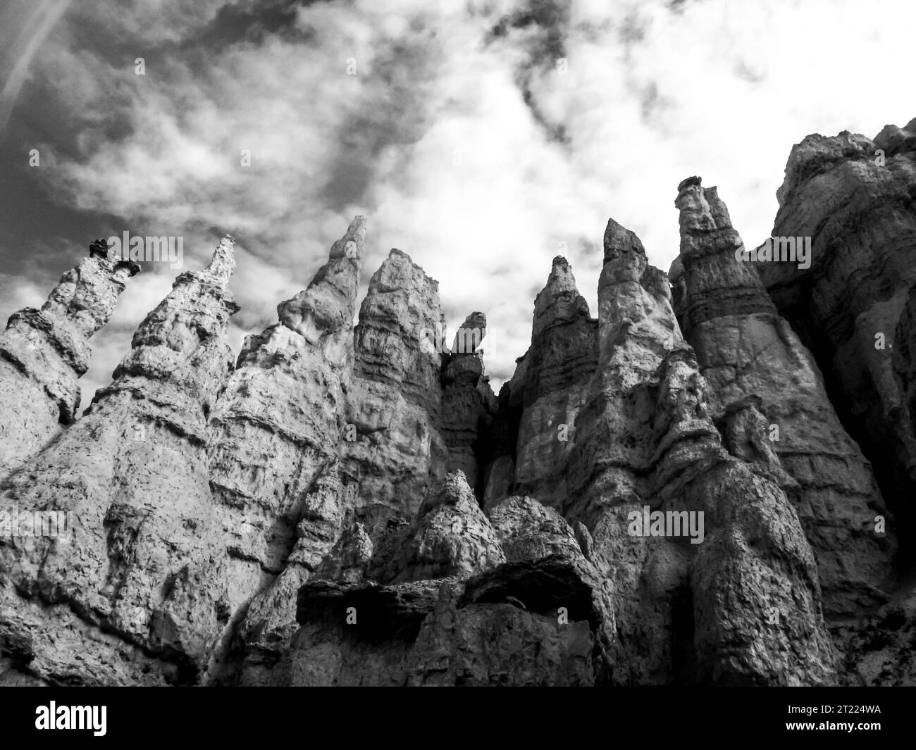 Alti e imponenti Hoodoos di Bryce Canyon, Utah, in bianco e nero Foto Stock