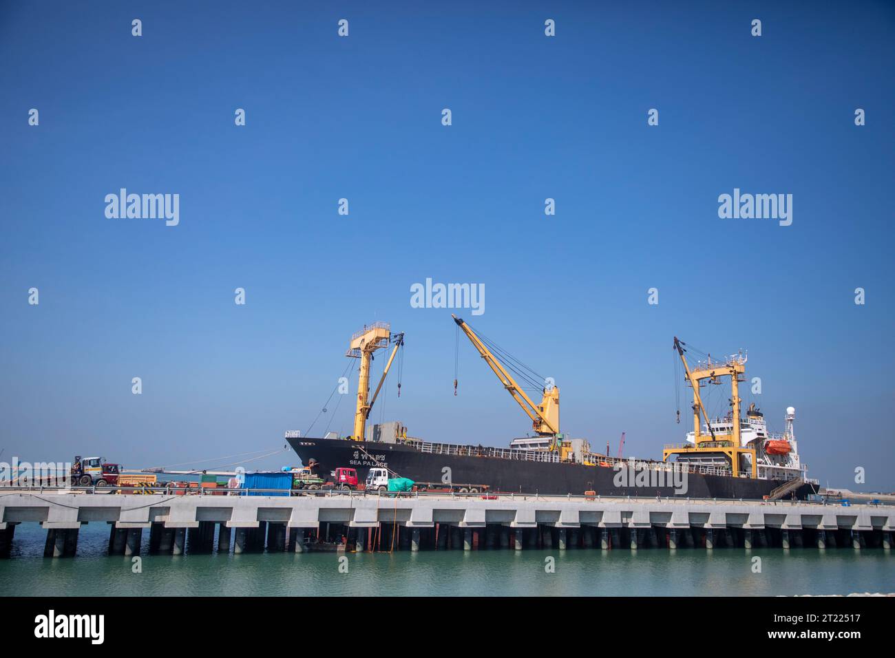 Una nave straniera è ancorata al molo della centrale elettrica di Matarbari, una stazione a carbone da 1.200 MW in costruzione a Maheshkhali, Bangladesh. Foto Stock