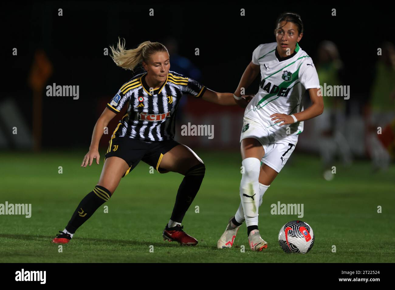 Biella, Italia. 15 ottobre 2023. Amanda Nilden della Juventus tussles con Erika Santoro della US Sassuolo durante il match di serie A femminile allo Stadio Vittorio Pozzo di biella. Il credito fotografico dovrebbe leggere: Jonathan Moscrop/Sportimage Credit: Sportimage Ltd/Alamy Live News Foto Stock