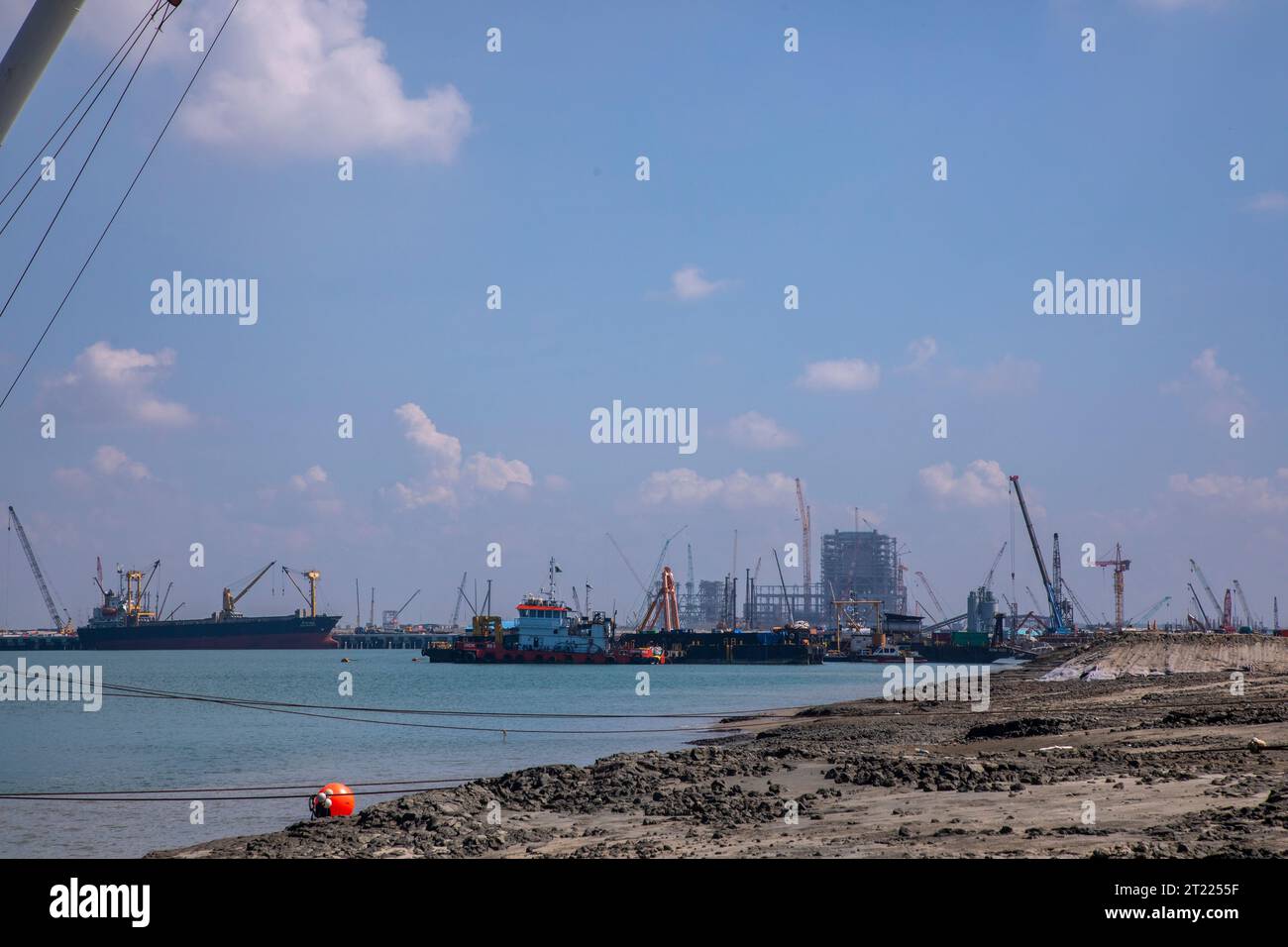 Navi cargo straniere ancorate al molo della centrale elettrica di Matarbari, un progetto di energia a carbone da 1.200 MW (2 x 600 MW) a Maheshkhali, Bangladesh. Foto Stock