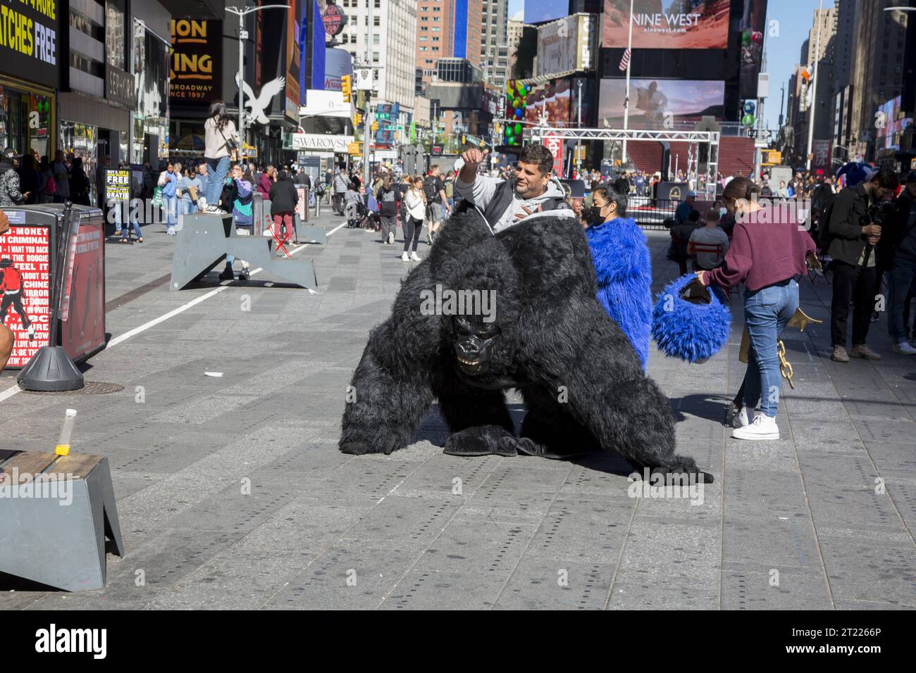 L'uomo emerge dal gorilla di Times Square, New York. Foto Stock