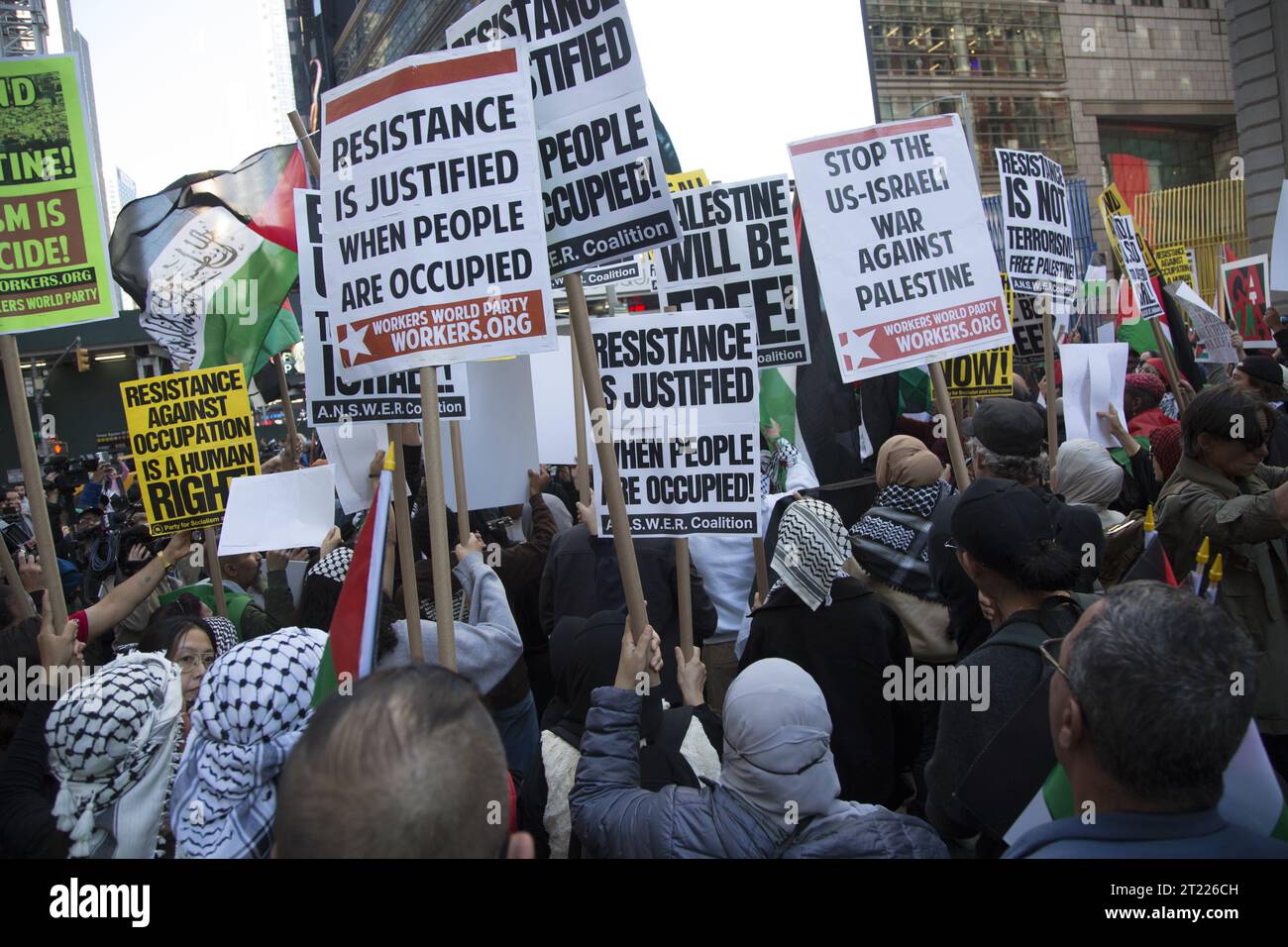 Raduno pro-palestinese a Times Square venerdì 13 ottobre 2023, mentre Gaza viene bombardata da Israele dopo che gli attentati terroristici di Hamas su Israele hanno brutalmente ucciso molti civili. Foto Stock