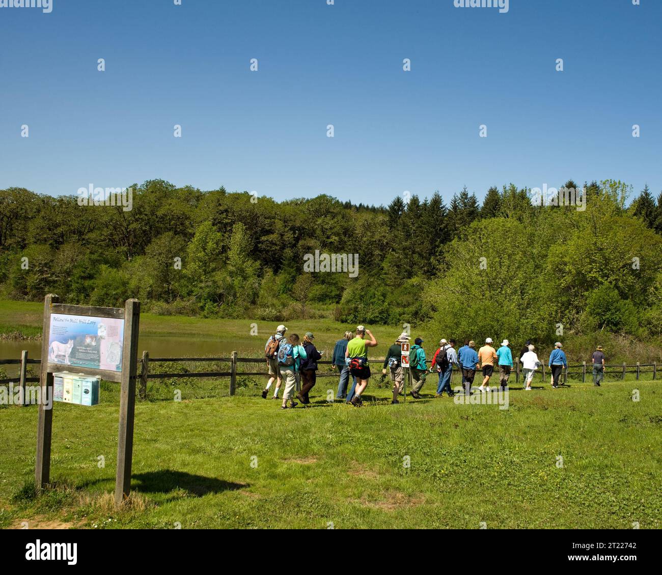Il Mill Hill Trail Head presso la William L. Finley National Wildlife Refuge offre ai visitatori l'accesso a vedute panoramiche e opportunità di osservazione della fauna selvatica. Il sentiero è una porta d'accesso per connettere le persone con la natura. Soggetti: Rifugi faunistici, educazione ambientale, osservazione della fauna selvatica. Foto Stock