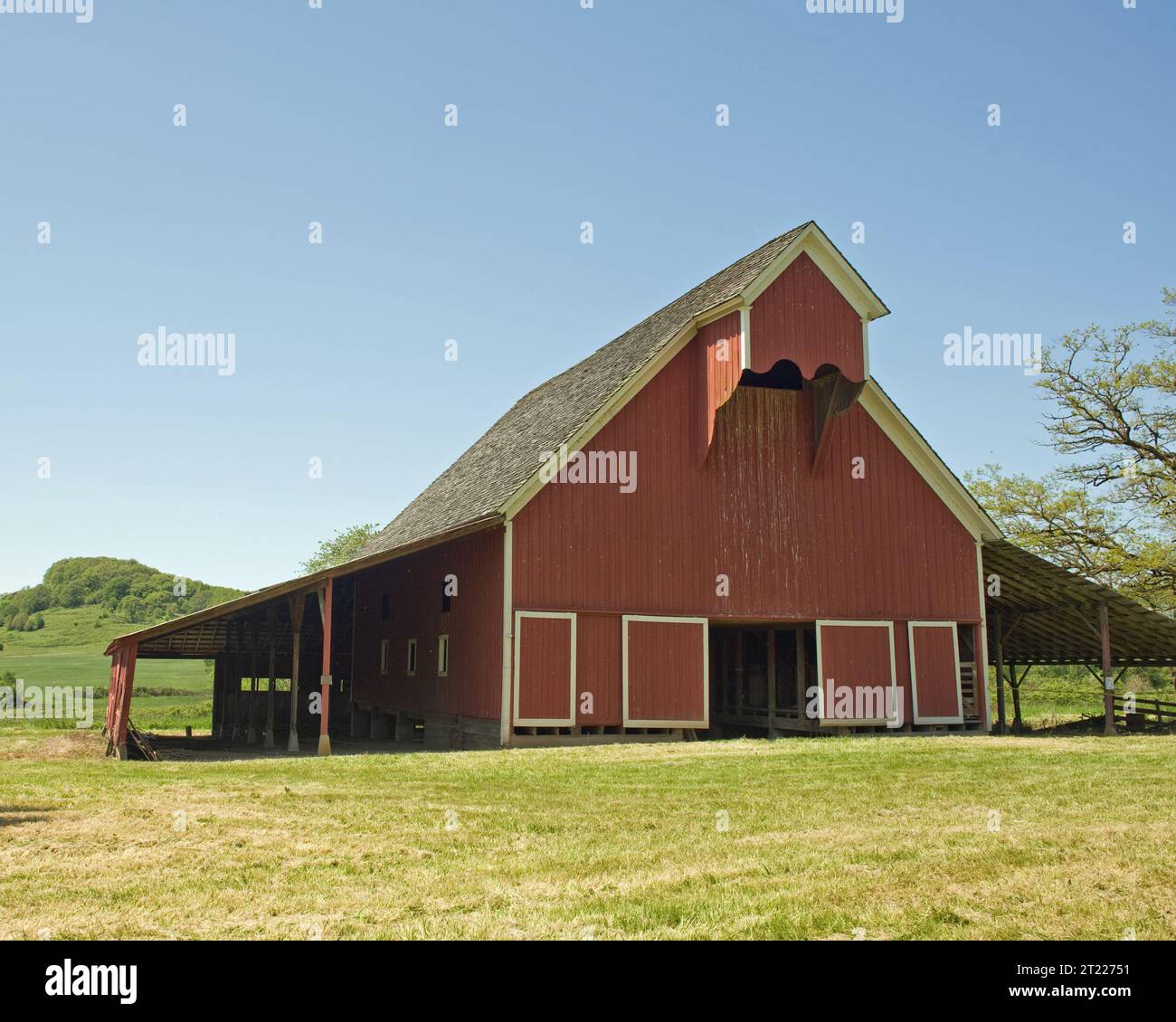 Lo storico Cheadle Barn presso il William L. Finley National Wildlife Refuge è un simbolo del passato agricolo della zona. Situato vicino a Muddy Creek, continua ad essere una parte fondamentale della narrazione storica del rifugio. Oggetto: Siti storici, rifugi faunistici, edifici. Foto Stock