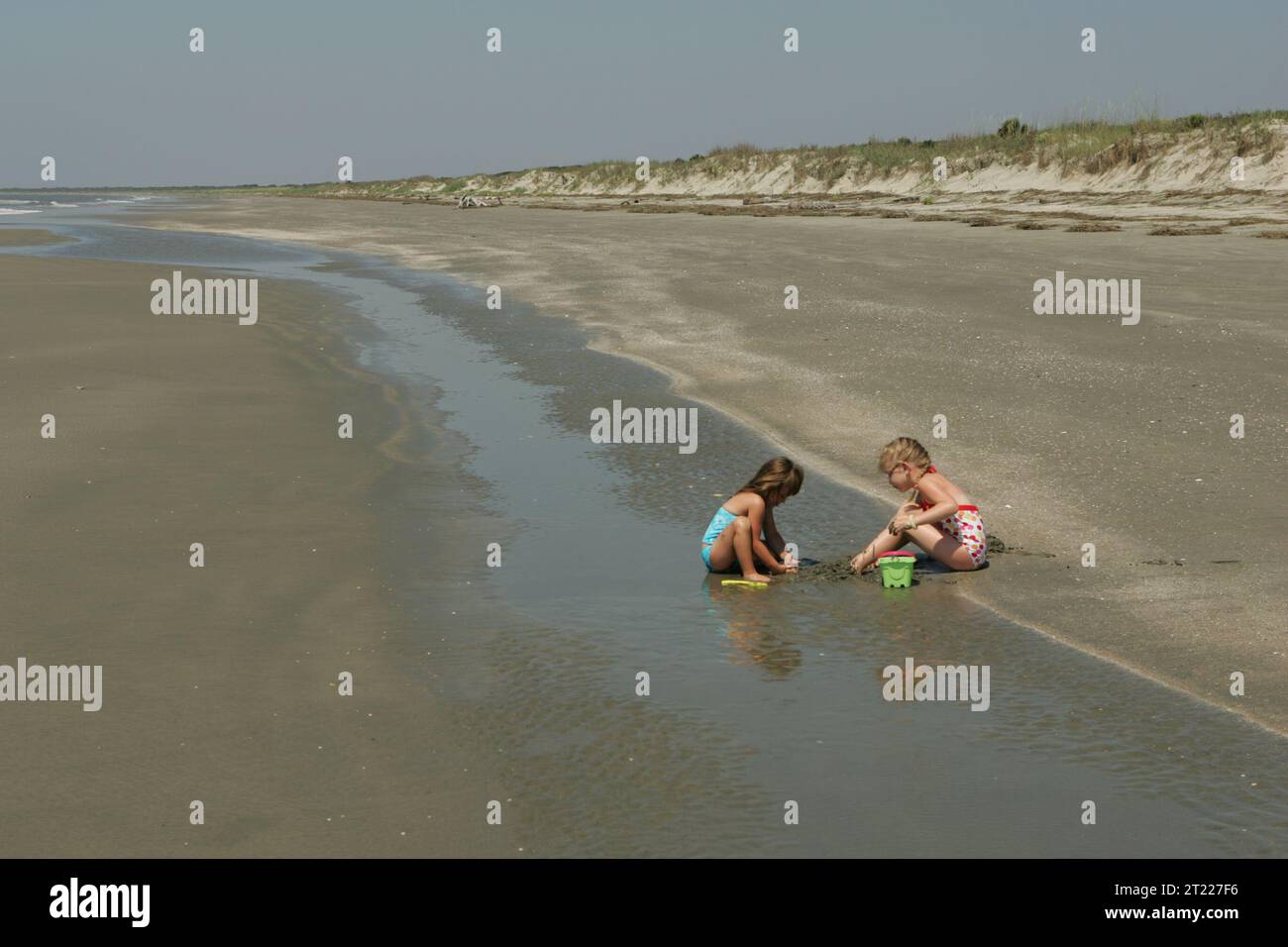 I visitatori potranno trascorrere una giornata tranquilla sulla spiaggia del Cape Romain National Wildlife Refuge, rilassandosi nel tranquillo ambiente costiero di Bulls Island. Foto Stock
