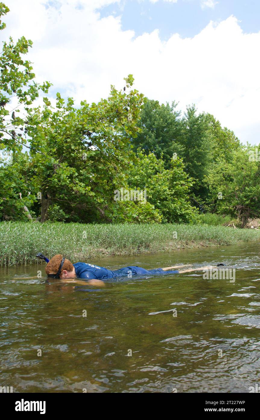 Uno snorkeling esplora le basse acque del fiume Potomac, conducendo indagini per raccogliere dati sulla vita acquatica del fiume e sulla salute dell'ecosistema. Foto Stock