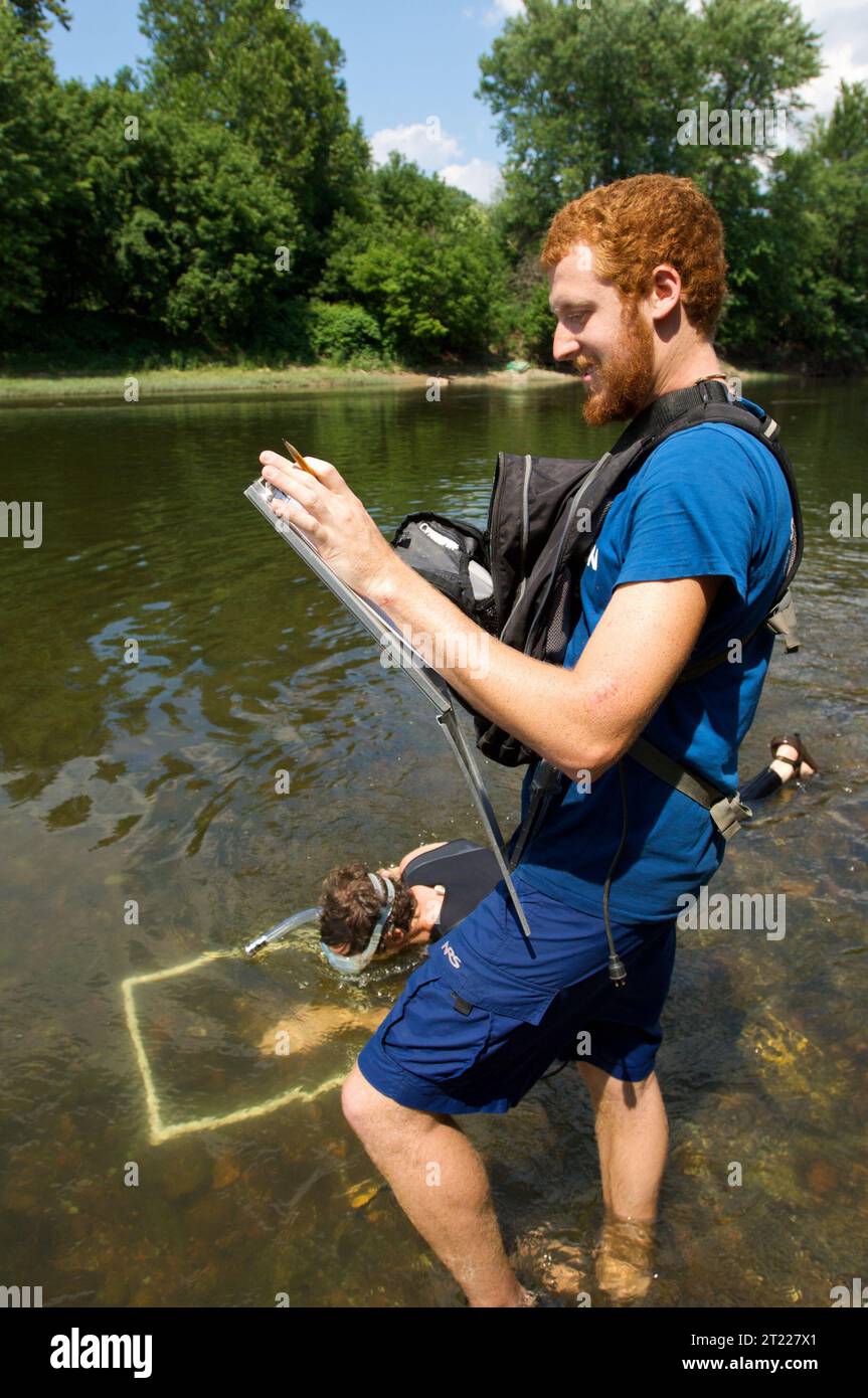 Tanner Haid esamina i dati raccolti dal fiume Potomac vicino a Shepherd's Island, Maryland, contribuendo alla ricerca sugli ecosistemi e sulle specie fluviali. Foto Stock