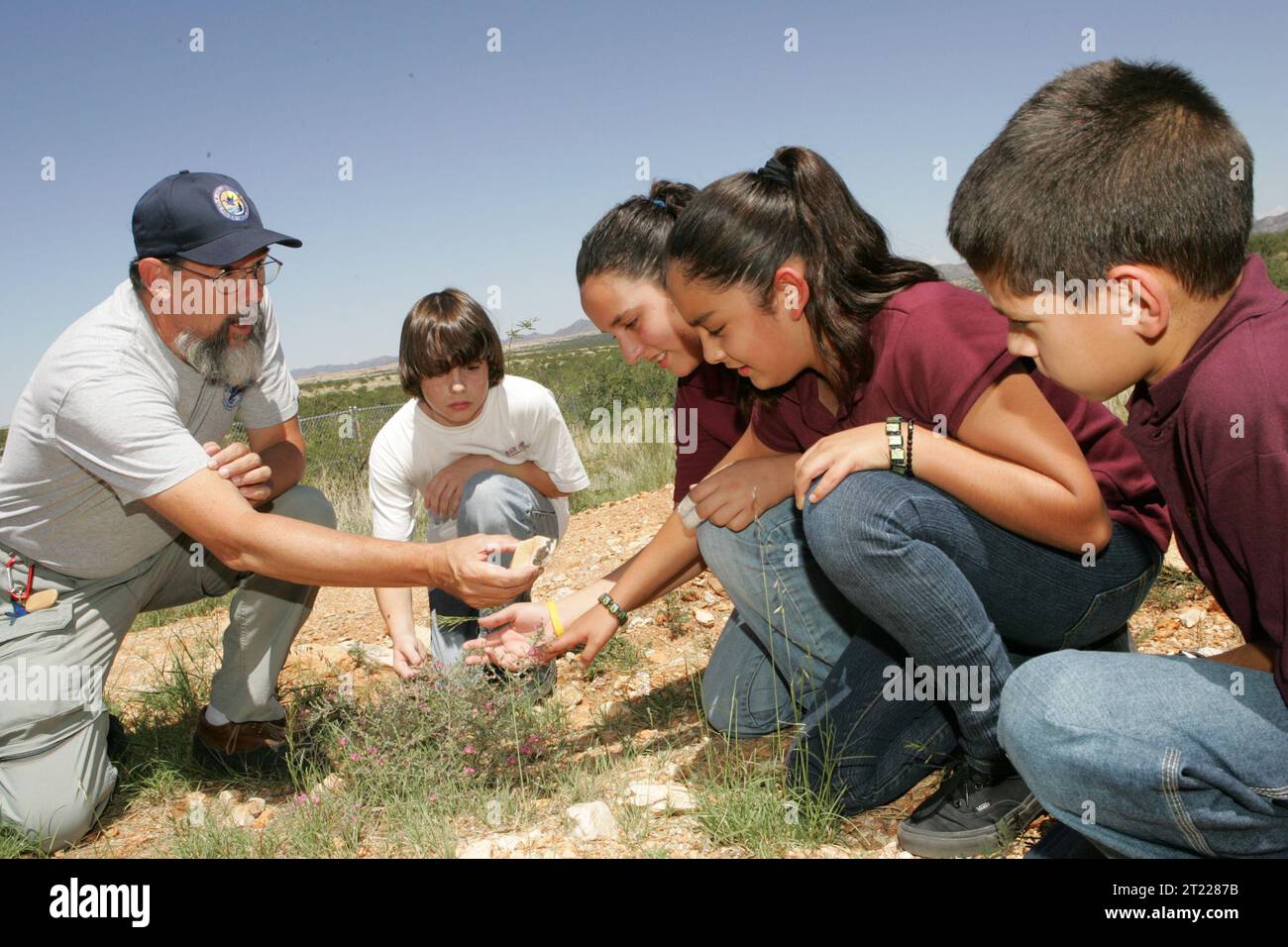 Un volontario insegna agli studenti di Sasabe, Arizona, le tecniche degli habitat da cortile, coinvolgendoli in sforzi di conservazione della natura. Questa iniziativa fa parte della sensibilizzazione al Buenos Aires National Wildlife Refuge in Arizona. Foto Stock