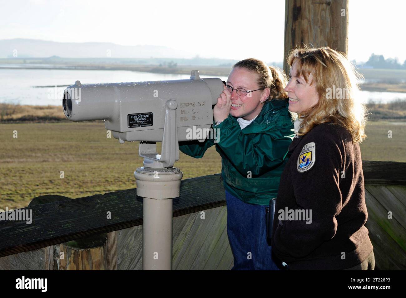 Un dipendente dello U.S. Fish and Wildlife Service guida un gruppo di bambini nelle attività di osservazione della fauna selvatica presso il William L. Finley National Wildlife Refuge in Oregon, promuovendo l'educazione ambientale. Foto Stock