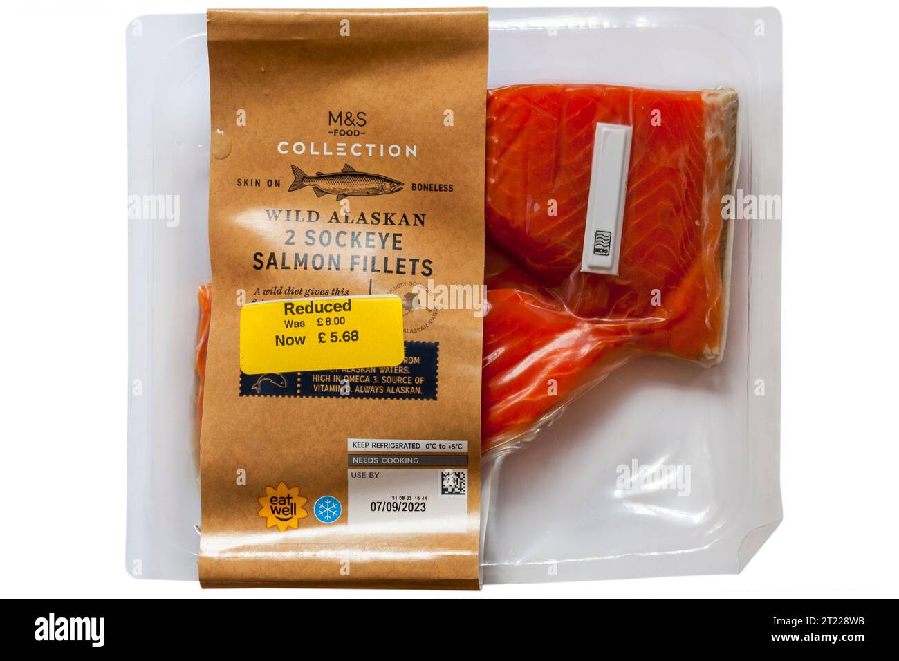 confezione di filetti di salmone Wild Alaskan 2 Sockeye di M&S isolati su sfondo bianco - riduzione di prezzo, prezzo ridotto, confezione di salmone Foto Stock confezione di filetti di salmone Wild Alaskan 2 Sockeye di M&S isolati su sfondo bianco - riduzione di prezzo, prezzo ridotto, confezione di salmone Foto Stock