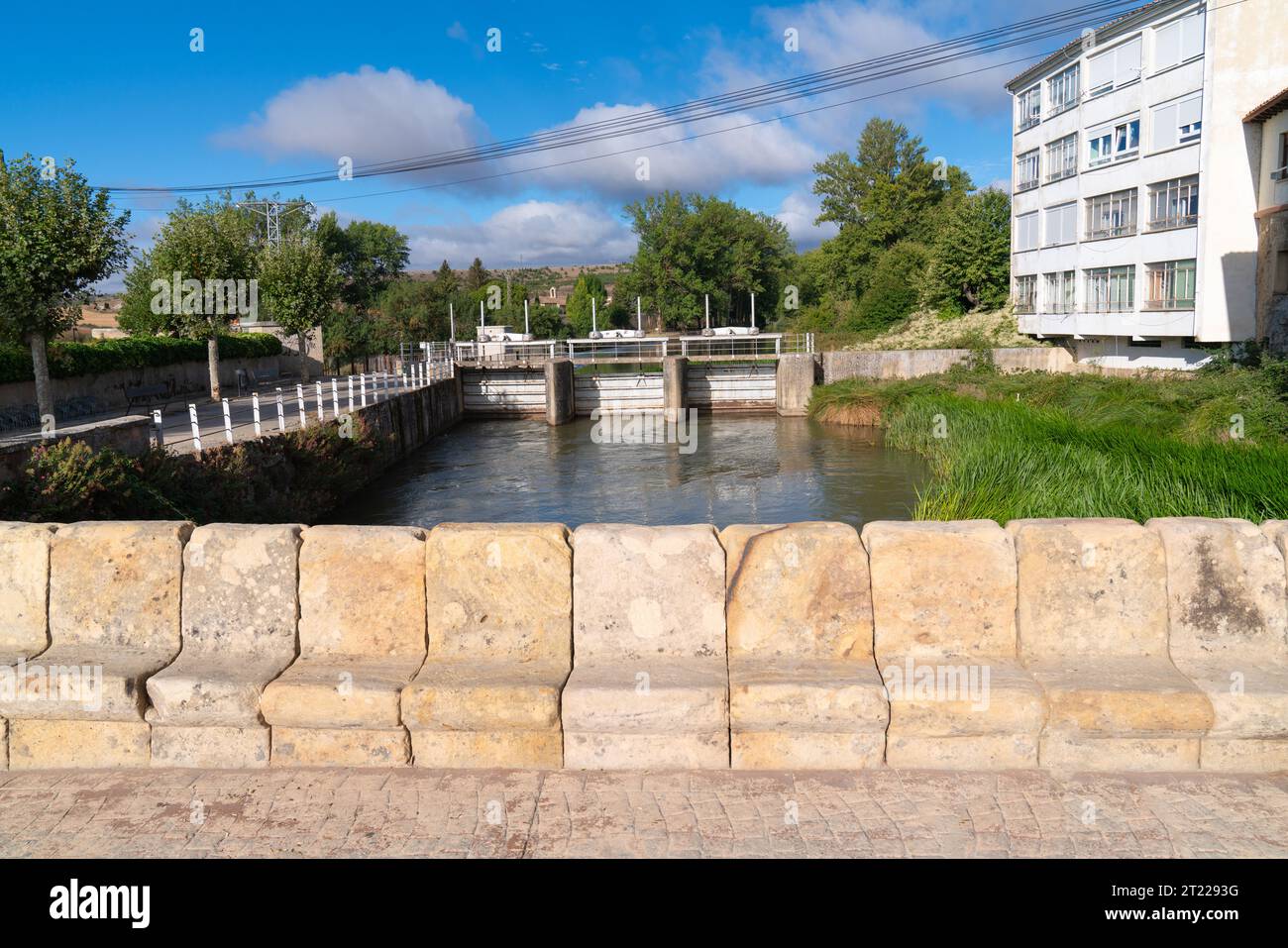 Aguilar de Campoo posti in pietra sul ponte all'ingresso della piazza Palencia, Castilla y León, Spagna Foto Stock
